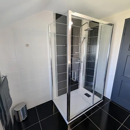 Moderne Avec Jardin Clos, 4 Chambres, Et Proche Stations De - - Fr-1-589-652